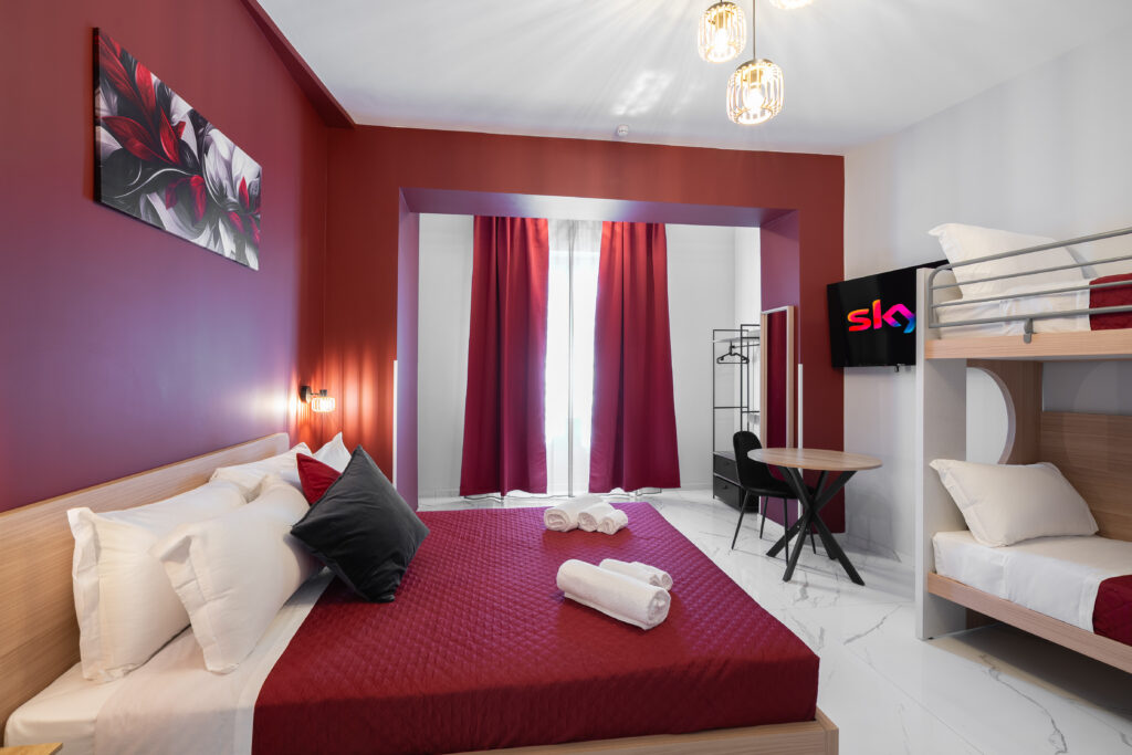 Stanza matrimoniale rossa 006 di Olimpic Rome Luxury Rooms a Roma